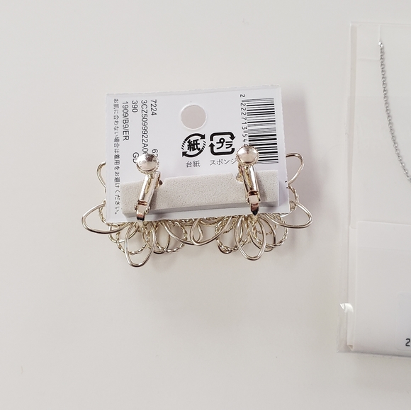 NWT Flower Cutout Earrings Horse Shoe Necklace - Picture 9 of 13